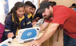 El misionero laico Maryknoll Juan Gómez enseña computación en el colegio San Juan Bosco en Bolivia. (Nile Sprague/Bolivia)