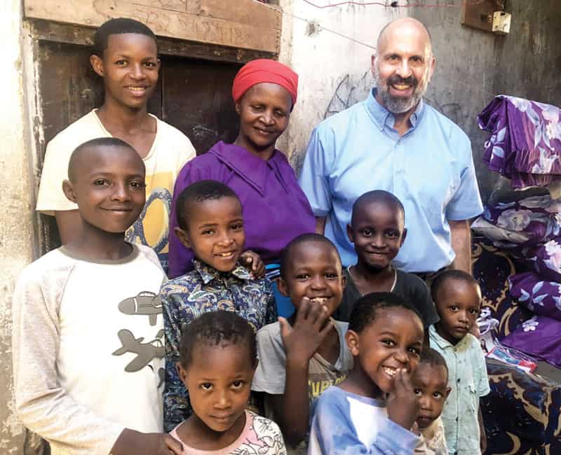 El misionero laico Maryknoll Rich Tarro ayuda a huérfanos del sida en Kenia. (Cortesía de MKLM/Kenia)