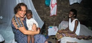 La misionera laica Maryknoll Coralis Salvador trabajó en un proyecto contra el sida, durante sus 19 años de misión en Mombasa, Kenia. Actualmente sirve a migrantes en El Paso, Texas. (Sean Sprague/Kenia)