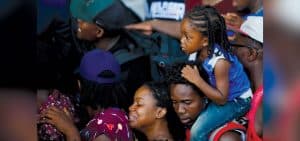 Migrantes en Tapachula, México, hacen fila para abordar autobuses el 25 de noviembre de 2021, tras aceptar una oferta del gobierno mexicano para obtener visas humanitarias. (CNS/José Luis González, Reuters)