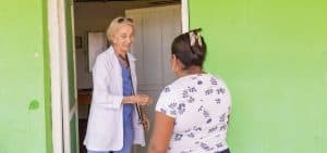 La Hermana Maryknoll Mary Lou Daoust, doctora titulada, sirve en una clínica en la aldea de Nicá en un ministerio de salud para la Diócesis de San Marcos en Guatemala. (Octavio Durán, OFM/Guatemala)