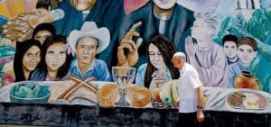 Imagen destacada: El Padre Maryknoll John Spain visita un mural callejero que retrata a San Óscar Romero y al padre jesuita Rutilio Grande, además de otros mártires de la guerra civil de El Salvador. (Octavio Durán/El Salvador)