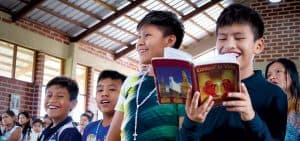 Niños de la comunidad indígena del TIPNIS en la Amazonía boliviana, cantan jovialmente en una Misa celebrada en la parroquia Santísima Trinidad, donde los misioneros Maryknoll sirven. (Adam Mitchell/Bolivia)