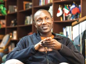 El seminarista Maryknoll Patrick Okok reside en la casa de Maryknoll en Chicago.