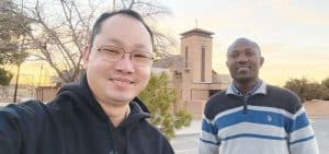 De izq. a dcha.: Los seminaristas Maryknoll, Matthew Sim y Patrick Okok, visitan la Parroquía Cristo Rey en El Paso, Texas, donde Sim sirvió en misión. (Cortesía de Matthew Sim/EE. UU.)