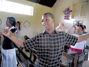 Misioneros, Un joven asiste a una Misa en la catedral de Montego