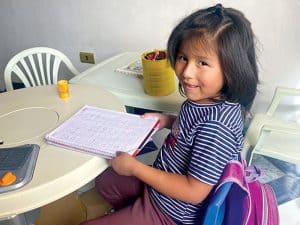Misioneros: La sonrisa radiante y el corazón abierto de Jennifer le mostraron a la Misionera Laica Maryknoll Louise Locke que el amor no tiene límites, y el llamado de Dios tampoco. (Cortesía de Louise Locke, MLMK/Bolivia)