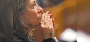 Misioneros: Una mujer se emociona al rezar el rosario durante la Adoración Eucarística tras la Misa inaugural de la Vigilia Nacional de Oración por la Vida, celebrada el 19 de enero del 2023 en la Basílica del Santuario Nacional de la Inmaculada Concepción en Washington. (OSV News/Bob Roller)