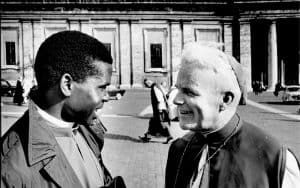 El Obispo Maryknoll John W. Comber charla en Roma con el Obispo Maurice Michael Otunga, quien se convertiría en arzobispo de Nairobi y en el primer cardenal keniano. (Archivos de la Misión Maryknoll)