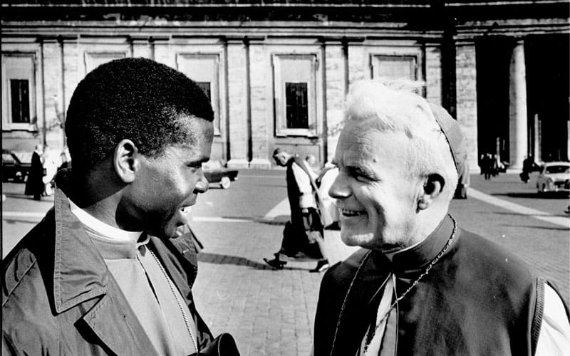 El Obispo Maryknoll John W. Comber charla en Roma con el Obispo Maurice Michael Otunga,<br />
quien se convertiría en arzobispo de Nairobi y en el primer cardenal keniano. (Archivos de la Misión Maryknoll)