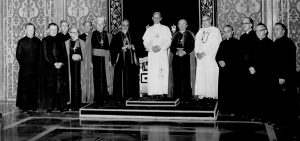Superiores generales de institutos misioneros se reúnen en el Vaticano con el Papa Pablo VI en 1963. El Obispo Maryknoll John W. Comber (sexto de la izq.) y el Obispo Maryknoll Alonso M. Escalante (sexto de la dcha.) sirvieron en la subcomisión que escribió el documento del Concilio sobre la misión. (Archivos de la Misión Maryknoll)