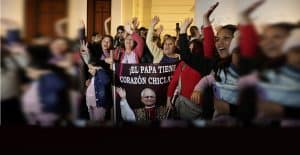 La gente reacciona en la Catedral de Santa María en Chiclayo, Perú, el 8 de mayo de 2025, el día en que el cardenal Robert Francis Prevost fue elegido papa. Eligió el nombre papal de León XIV. Como sacerdote agustino, el entonces padre Prevost pasó muchos años como misionero en Perú. (OSV News/Sebastián Castañeda, Reuters)