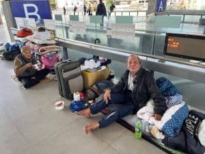 Imagen destacada: Personas sin hogar en la estación de tren de Taiching comparten la comida que el seminarista Maryknoll Paschal Madukwa les trajo. El misionero visita a la población sin hogar durante su Programa de Entrenamiento en el Extranjero en Taiwán. (Cortesía de Paschal Madukwa/Taiwán)