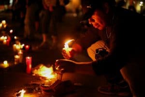 Un hombre enciende una vela durante una vigilia en la plaza del Zócalo, en la Ciudad de México, México 15 de marzo de 2025, por las víctimas de la fosa común recientemente encontrada en Teuchitlán, en el estado de Jalisco. Líderes católicos de México rezaron por los desaparecidos del país e instaron a la población del país y a sus líderes políticos a escuchar a las víctimas de la violencia, en medio de la indignación por el descubrimiento de fosas comunes y hornos para incinerar cadáveres en un complejo del cártel de la droga. (OSV News/Seila Montes, Reuters)