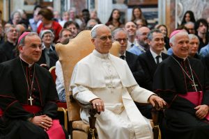 El papa León XIV posa para una fotografía con miembros de grupos de base y asociaciones católicas que trabajan por la paz y la justicia durante una audiencia en el Vaticano el 30 de mayo de 2025. A la izquierda del papa se encuentra el obispo Domenico Pompili, de Verona, Italia. (CNS/Vatican Media)