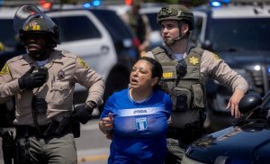 Agentes del sheriff del condado de Los Ángeles detienen a una mujer durante un enfrentamiento entre manifestantes y las fuerzas del orden, tras varias detenciones realizadas por el Servicio de Inmigración y Control de Aduanas de Estados Unidos en Compton, California, el 7 de junio de 2025. (OSV News/Barbara Davidson, Reuters)