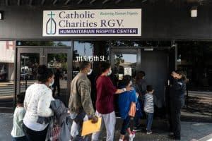 Migrantes que buscan asilo en Estados Unidos entran en un centro humanitario temporal gestionado por Caridades Católicas del Valle Rio Grande en McAllen, Texas, el 8 de abril de 2021. Caridades Católicas de EE.UU. y la Conferencia de Obispos Católicos de EE.UU. se encuentran entre las más de 200 ONG mencionadas en una investigación del Congreso, anunciada el 11 de junio de 2025, que busca investigar la ayuda prestada a los migrantes que sus líderes califican de “extranjeros inadmisibles” durante la administración del expresidente Joe Biden. (OSV News/Go Nakamura, Reuters)