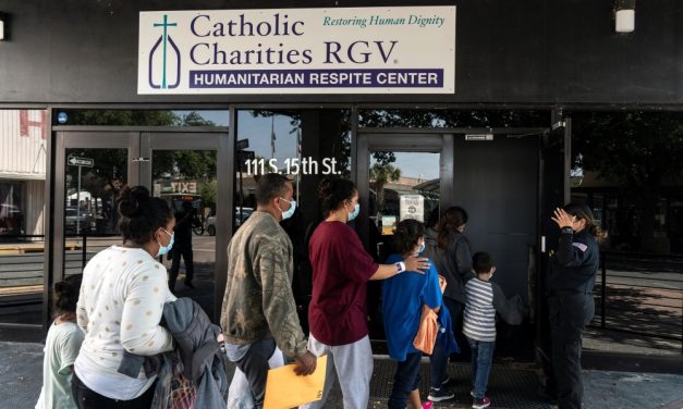 Legisladores investigan organizaciones católicas y ONGs que sirven a migrantes