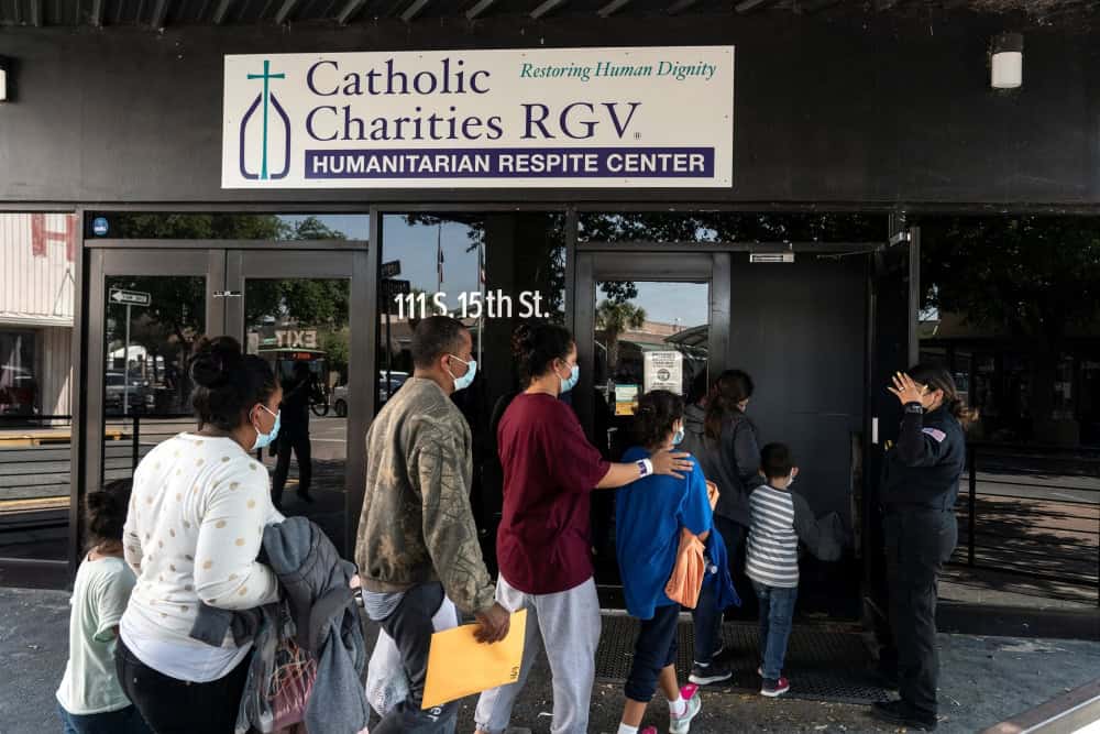 Legisladores investigan organizaciones católicas y ONGs que sirven a migrantes