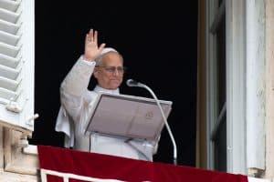 El papa León XIV saluda a la multitud reunida en la plaza de San Pedro, en el Vaticano, para recitar el Ángelus y hacer un llamamiento a la paz, horas después de que Estados Unidos bombardease instalaciones de enriquecimiento nuclear en Irán, el 22 de junio de 2025. (CNS/Vatican Media)