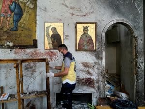 Un miembro de la defensa civil inspecciona los daños tras una explosión que sacudió la iglesia Mar Elias, según testigos, en el barrio de Dweil'a, en Damasco (Siria), el 22 de junio de 2025. (OSV News/Firas Makdesi, Reuters)