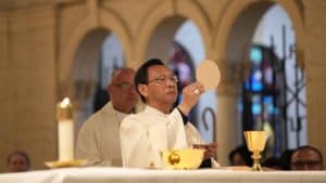 El obispo de San Diego, Michael M. Pham, celebra misa en la catedral de San José, en el centro de San Diego, antes de dirigirse al edificio federal para unirse a una protesta en medio de las medidas represivas del Gobierno de Trump contra la inmigración ilegal. (OSV News/Chris Stone, NCR)