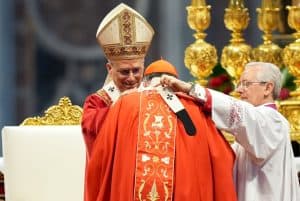El papa León XIV entrega el palio al cardenal Robert W. McElroy, de Washington, durante la misa celebrada en la basílica de San Pedro, en el Vaticano, el 29 de junio de 2025, festividad de San Pedro y San Pablo. El palio, que simboliza la autoridad de un arzobispo y su unidad con el papa, se entrega a los arzobispos metropolitanos. (CNS/Lola Gómez)