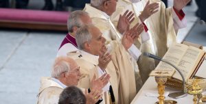 Imagen destacada: Foto del Papa León XIV celebrando la comunión durante su Misa inaugural en la Plaza de San Pedro en el Vaticano. (Mazur/cbcew.org.uk via Flickr/Ciudad del Vaticano)