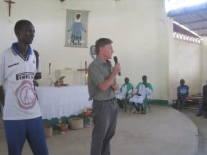 Misionero laico Maryknoll Gabe Hurrish saluda a feligreses de la parroquia St. Louis Mary Magdalene en Riwoto, Sudán del Sur, el 7 de febrero del 2021. (Cortesía de Gabe Hurrish/Sudán del Sur)