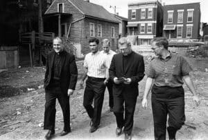 El Padre Tom Peyton, de Maryknoll, en el extremo izquierdo, participó en el Movimiento por la Libertad de Chicago de 1966. (Cortesía Archivos de Maryknoll Mission/EE. UU.).