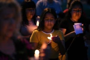 Imagen destacada: Dolientes en Brownsville, Texas, honran las vidas del migrante salvadoreño Oscar Alberto Martínez Ramírez y su hija de 23 meses, Valeria, en una vigilia el 30 de junio de 2019. Padre e hija se ahogaron el 24 de junio en el Río Bravo mientras intentaban llegar a Estados Unidos. (Foto de CNS / Loren Elliott, Reuters)