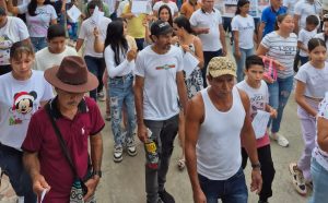 Personas participan en una marcha comunitaria en Pacelli, Colombia, el 26 de enero de 2025. En una región azotada por la violencia guerrillera que ha dejado 80 muertos desde el 26 de enero, la marcha por la paz y la vida contó con la participación de casi todos los miembros de la comunidad. (OSV News/cortesía de Eduardo Campos Lima)