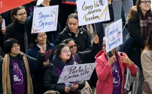 La hermana Abby Avelino, de Maryknoll, coordinadora internacional de Talitha Kum, una red internacional de religiosos que luchan contra la trata de personas, en el extremo izquierdo, se une a los jóvenes movilizados contra la trata de personas en la Plaza de San Pedro para la recitación del Ángelus por el papa Francisco en el Vaticano, el 19 de enero de 2025. (CNS/Vatican Media)