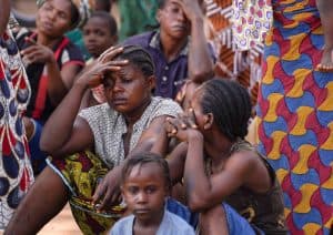 Una mujer reacciona mientras se reúne con otras personas tras un ataque mortal perpetrado por hombres armados en Yelwata, estado de Benue, en Nigeria, el 16 de junio de 2025. (OSV News/Marvellous Durowaiye, Reuters)