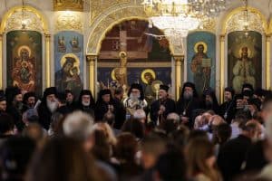 Miembros del clero asisten al funeral de las víctimas de un atentado suicida en la iglesia greco-ortodoxa de Mar Elias en Damasco, Siria, el 24 de junio de 2025. El número de muertos en el atentado suicida perpetrado el 22 de junio contra la iglesia ha aumentado a al menos 25, según informaron los medios estatales el 23 de junio. (OSV News/Khalil Ashawi, Reuters)