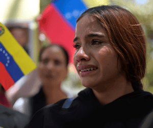 Un familiar de un venezolano, que se encuentra recluido en una prisión de alta seguridad en El Salvador tras ser deportado de Estados Unidos, reacciona durante una protesta para exigir su liberación, en Caracas, Venezuela, el 24 de marzo de 2025. (OSV News/Gaby Oraa, Reuters)