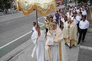 El padre Gary Mueller, párroco de la iglesia St. Vincent DePaul en Los Ángeles, con el obispo auxiliar de Los Ángeles Matthew G. Elshoff a su lado, lleva la custodia con el Santísimo Sacramento durante el segundo día de la Peregrinación Eucarística Nacional en Los Ángeles, el 21 de junio de 2025. (Foto de OSV News/Katie Trejo, cortesía de la Arquidiócesis de Los Ángeles).