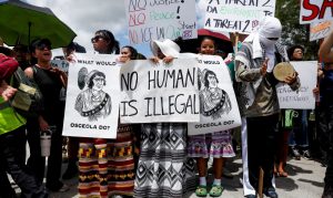 Imagen destacada: Manifestantes flanquean una carretera de acceso a un centro de detención temporal para migrantes apodado "Alligator Alcatraz" en Ochopee, Florida, el 1 de julio de 2025, el día en que el presidente de los Estados Unidos, Donald Trump, visitó las instalaciones. (OSV News/Octavio Jones, Reuters)