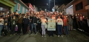 Imagen estacada: Manifestantes se unen en una marcha nocturna en Viotá, Colombia, el 26 de junio del 2025 con cientos de residentes con velas y pancartas con la imagen del Padre Carlos Jaimes Guerrero. Por casi tres semanas, las autoridades colombianas han estado buscando al párroco agustino de 30 años, quien desapareció el 17 de junio. Aun no han identificado posibles motivos de su desaparición. (OSV News photo/local government Facebook page)