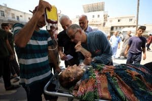 Una mujer cristiana palestina herida es trasladada al Hospital Al-Ahli Arab Baptist tras lo que, según los primeros informes y los médicos, ha sido un ataque con tanques israelíes contra la iglesia de la parroquia de la Sagrada Familia, la única parroquia católica de la Franja de Gaza, en la ciudad de Gaza, el 17 de julio de 2025. (OSV News/Dawoud Abu Alkas, Reuters)