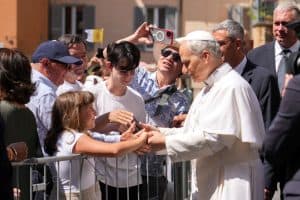 El papa León XIV saluda a un niño al término de la misa en la catedral de San Pancracio Mártir, en la localidad de Albano Laziale, al sureste de Roma, el 20 de julio de 2025. (Foto CNS/Lola Gómez)