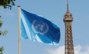 La bandera de la UNESCO ondea en la sede de la UNESCO, con la Torre Eiffel al fondo, en París, Francia, el 17 de abril de 2025. (Foto de OSV News/Abdul Saboor, Reuters)