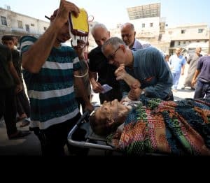 Una mujer cristiana palestina herida es trasladada al Hospital Al-Ahli Arab Baptist tras lo que, según los primeros informes y los médicos, ha sido un ataque con tanques israelíes contra la iglesia de la parroquia de la Sagrada Familia, la única parroquia católica de la Franja de Gaza, en la ciudad de Gaza, el 17 de julio de 2025. (OSV News/Dawoud Abu Alkas, Reuters)