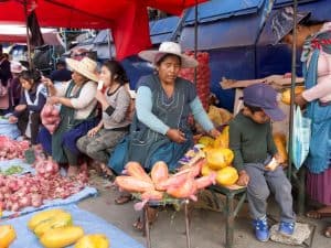 Mujeres y sus hijos venden frutas en un mercado de Cochabamba, Bolivia. (Nile Sprague/Bolivia)