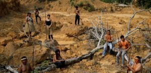 Personas de la tribu Mura aparecen en una fotografía de archivo en una zona deforestada en tierras indígenas sin delimitar dentro de la selva amazónica, cerca de Humaitá, Brasil. En 2020, Brasil perdió 2,7 millones de acres de selva amazónica. (CNS/Ueslei Marcelino, Reuters)