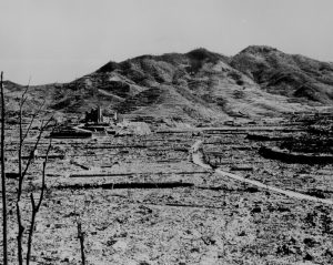 Foto sin fecha cedida por los Archivos Nacionales de Estados Unidos que muestra las secuelas de la bomba atómica lanzada por Estados Unidos sobre Nagasaki, Japón, el 9 de agosto de 1945. Se puede ver una catedral católica en la colina al fondo. (Foto CNS/Archivos Nacionales y Administración de Registros de Estados Unidos, cedida a través de Reuters).