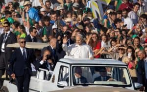 El papa León XIV saluda a la multitud desde el papamóvil al llegar para celebrar la misa de clausura del Jubileo de la Juventud en el barrio romano de Tor Vergata, el 3 de agosto de 2025. (CNS/Pablo Esparza)