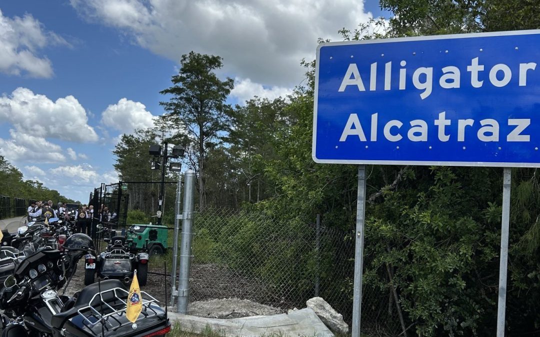 Arquidiócesis de Miami celebra su primera Misa en el centro de detención Alligator Alcatraz