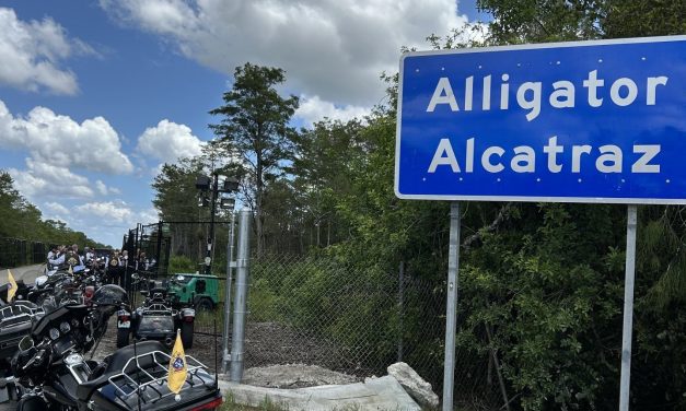 Arquidiócesis de Miami celebra su primera Misa en el centro de detención Alligator Alcatraz