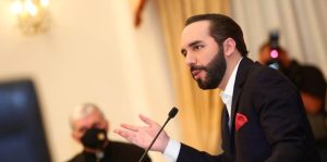 El presidente salvadoreño Nayib Bukele participa en una reunión en la Casa Presidencial de San Salvador el 3 de mayo de 2021. (OSV News/Secretaría de Prensa de la Presidencia, cedida a Reuters)